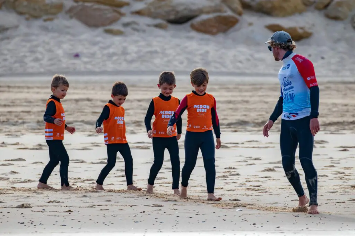 Groupe d'enfants surfeurs